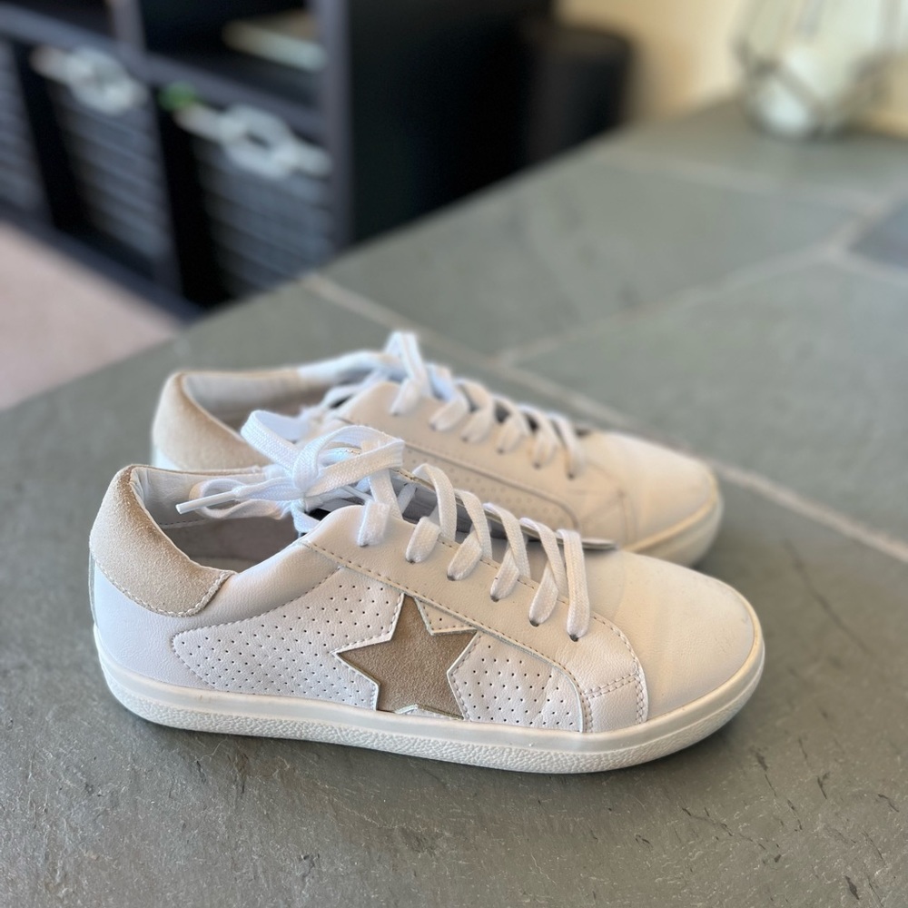 Steve Madden NY90 sneakers / tennis shoes.